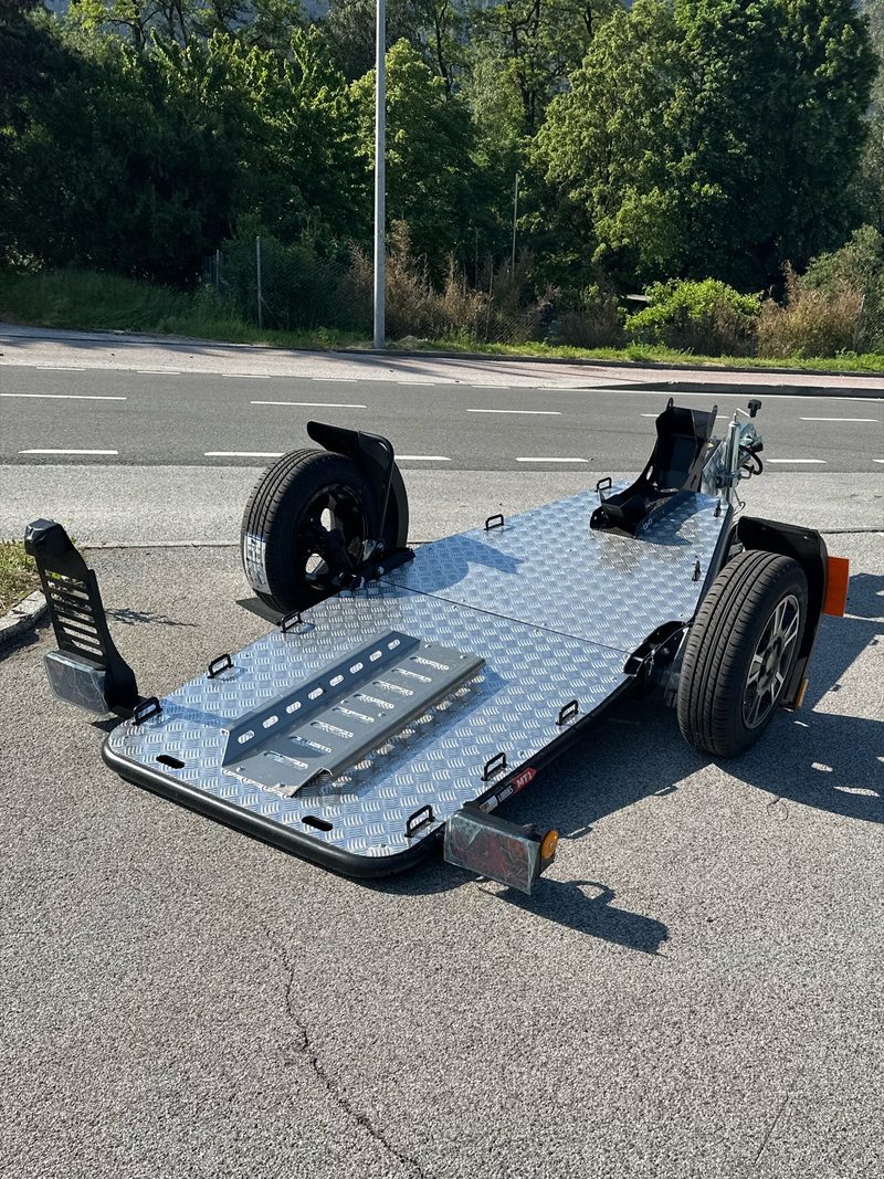 Remorque Lorries MT-1 vide à Martigny, plateau aluminium antidérapant abaissable, vue 3/4 arrière