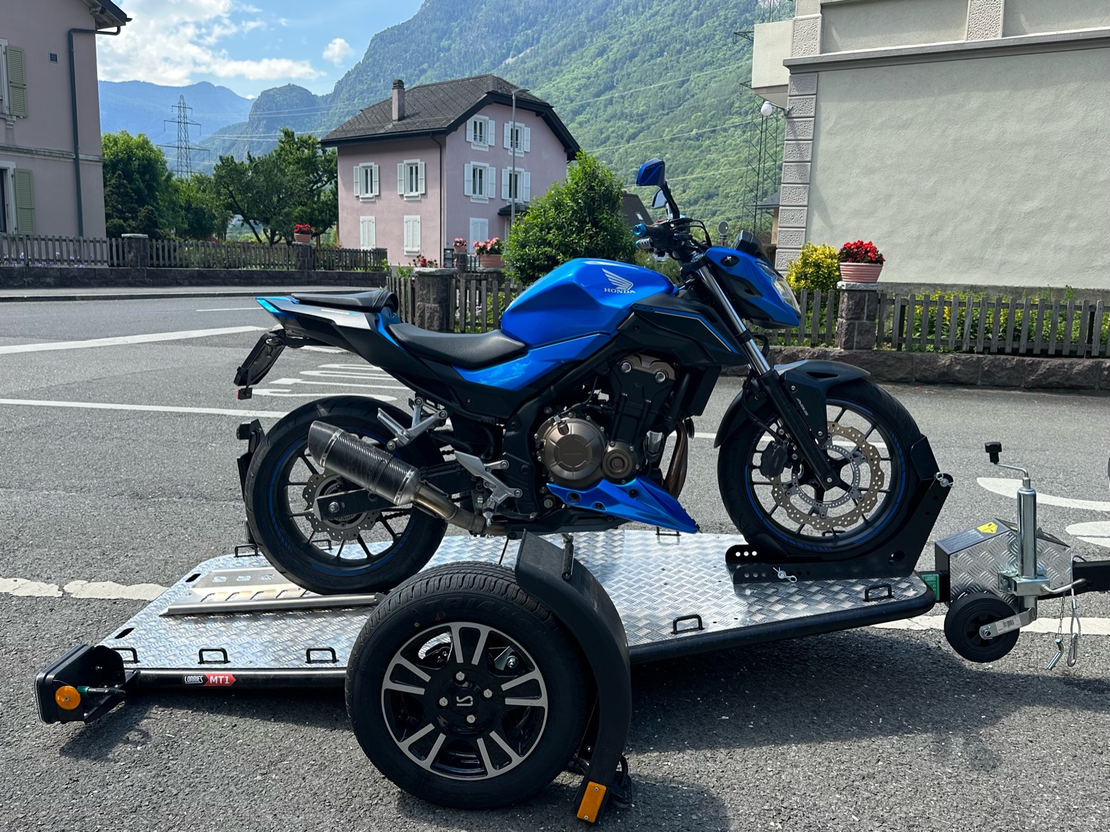 Remorque Lorries MT-1 chargée avec une moto, montagnes du Valais en arrière-plan