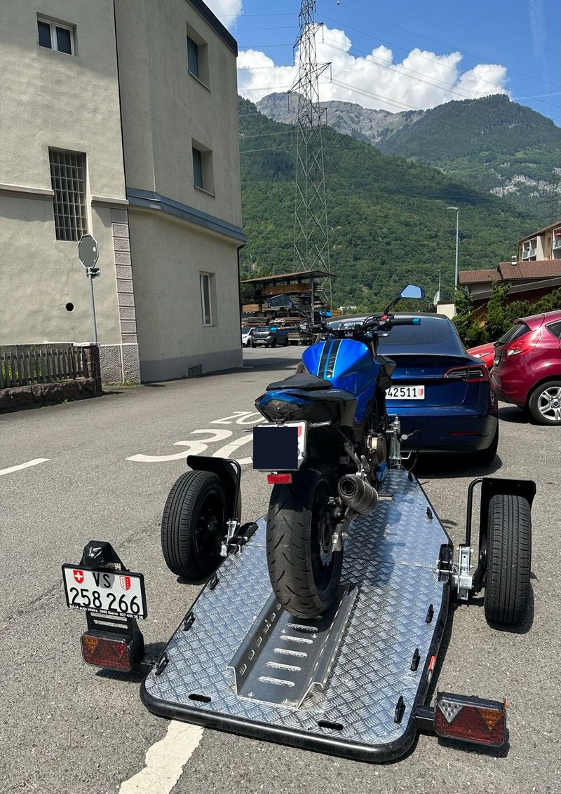 Vue arrière de la remorque Lorries MT-1 chargée, panorama des montagnes du Valais