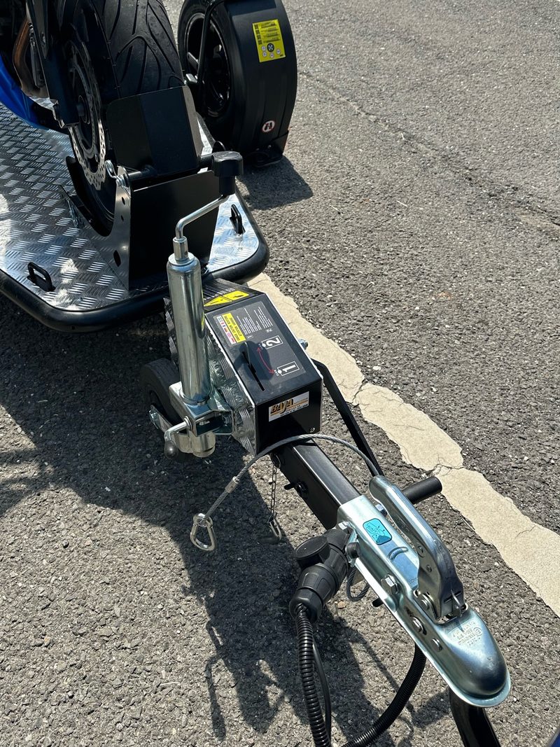 Détail de la remorque Lorries MT-1 : tête à boule 50 mm, treuil de chargement et roue jockey